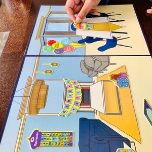 Pu&ograve; includere: Un pannello di feltro colorato a tema Ramadan. Il pannello presenta un calendario con i giorni del Ramadan, uno striscione che dice "Ramadan Kareem" e varie altre decorazioni, tra cui un lampadario, un divano e un tavolo con dei regali.
