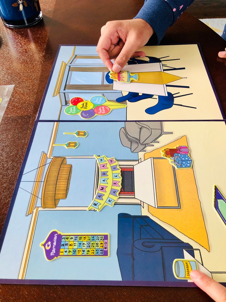 Pu&ograve; includere: Un pannello di feltro colorato a tema Ramadan. Il pannello presenta un calendario con i giorni del Ramadan, uno striscione che dice "Ramadan Kareem" e varie altre decorazioni, tra cui un lampadario, un divano e un tavolo con dei regali.