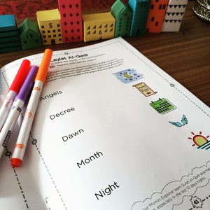 Op de afbeelding: Een printbaar werkblad met een lijst van woorden die gerelateerd zijn aan de islamitische feestdag Laylat al-Qadr. De woorden zijn: Engelen, Decreet, Dageraad, Maand, Nacht. Het werkblad bevat ook een afbeelding van een halve maan, een rol, een kalender, vleugels en een zonsopgang. De tekst "Help je Momin Explorer om Soera Al-Qadr te leren en dua te doen in Ramadan, vooral in de laatste 10 dagen/nachten." staat onderaan het werkblad.