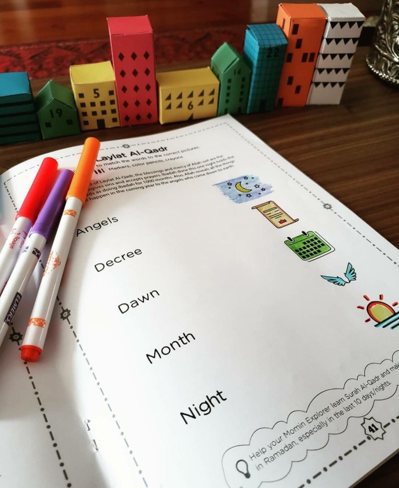 Op de afbeelding: Een printbaar werkblad met een lijst van woorden die gerelateerd zijn aan de islamitische feestdag Laylat al-Qadr. De woorden zijn: Engelen, Decreet, Dageraad, Maand, Nacht. Het werkblad bevat ook een afbeelding van een halve maan, een rol, een kalender, vleugels en een zonsopgang. De tekst "Help je Momin Explorer om Soera Al-Qadr te leren en dua te doen in Ramadan, vooral in de laatste 10 dagen/nachten." staat onderaan het werkblad.