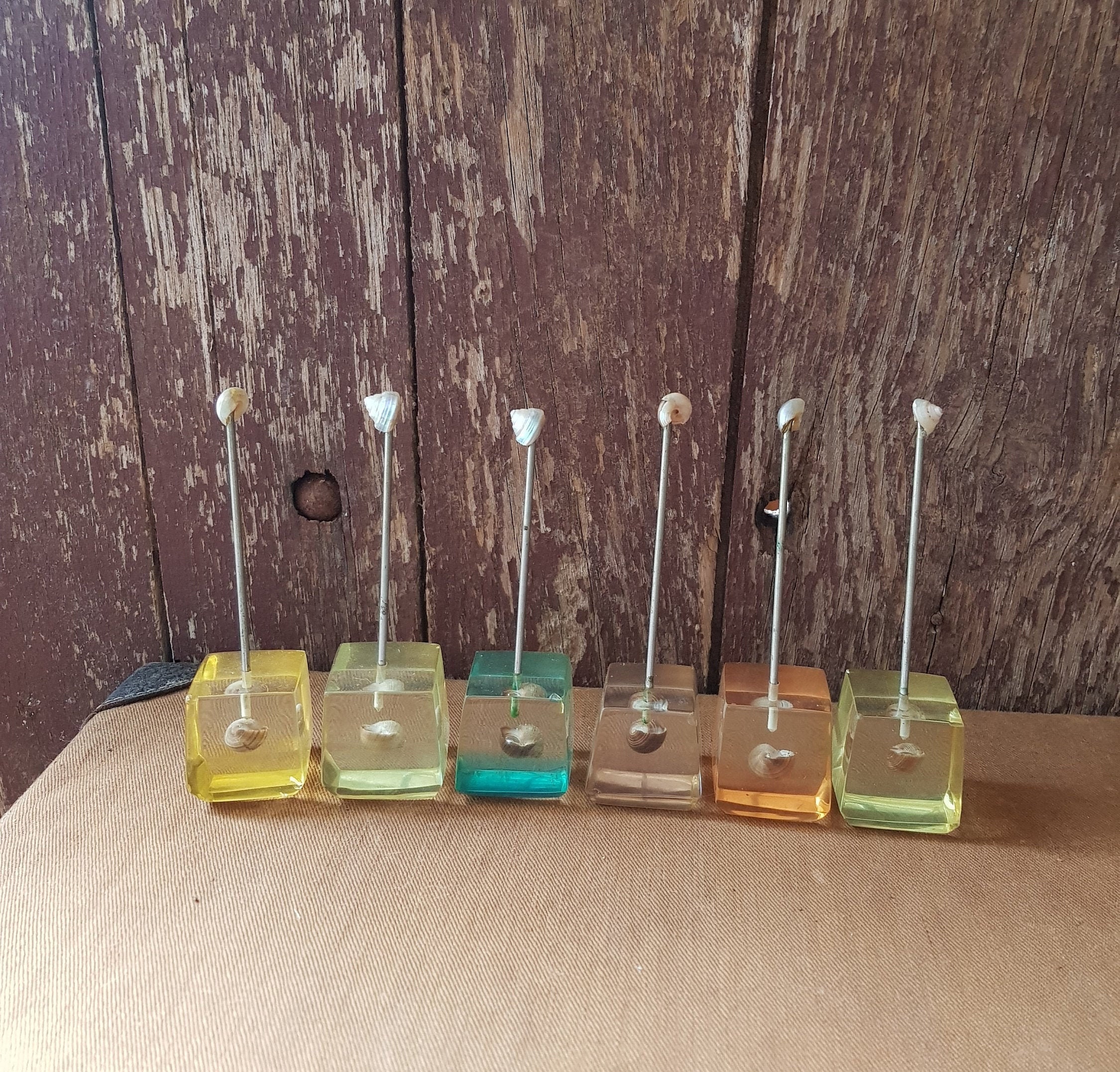 Pics à Escargot Vintage en Résine. Coquillage. Rare Ensemble de Six Pics ou Apéritif.