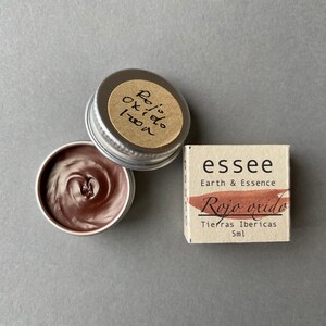 Pu&ograve; includere: Un piccolo barattolo di pigmento marrone etichettato "Rojo oxido" con un'etichetta marrone che recita "essee Earth & Essence Tierras Ibericas 5ml".
