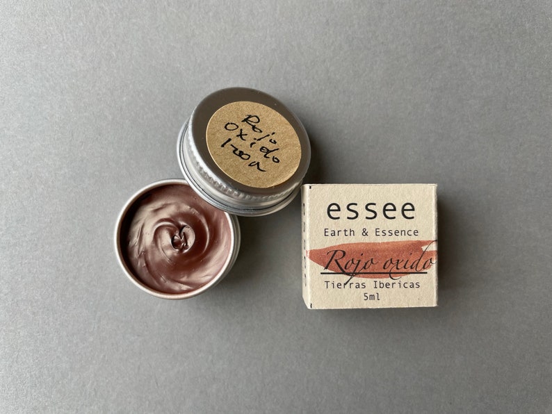 Pu&ograve; includere: Un piccolo barattolo di pigmento marrone etichettato "Rojo oxido" con un'etichetta marrone che recita "essee Earth & Essence Tierras Ibericas 5ml".