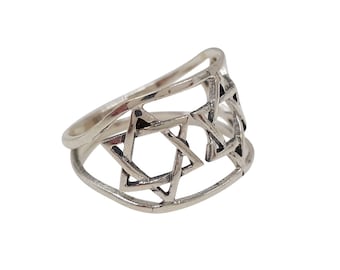 Op de afbeelding: Een zilveren ring met een dubbel Davidster-ontwerp. De ring is open en heeft een gebogen vorm.