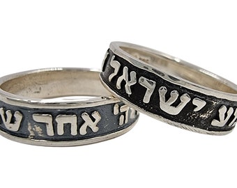 Könnte beinhalten: Zwei Silberringe mit schwarzem Emaille und hebräischer Beschriftung. Die Ringe sind mit den Worten "אהבה" und "שלום" beschriftet.