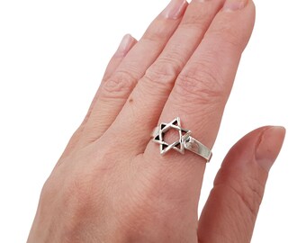 Op de afbeelding: Een zilveren ring met een Davidster-ontwerp.