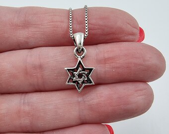 Collar con estrella de David de plata de ley y pequeño colgante judío Magen.