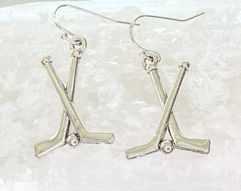 Pendientes colgantes de palo de hockey: regalo plateado para mamá.