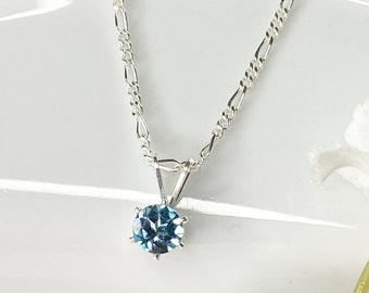 Colar de prata esterlina com topázio azul celeste, pedra do mês de dezembro.