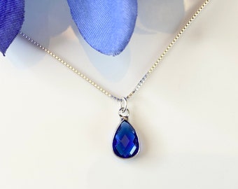 Colar com pingente em forma de lágrima em prata de lei, pedra do mês de setembro, safira.