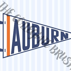 Peut inclure: Illustration d'un fanion avec le mot "AUBURN" en bleu marine. Une bande orange verticale est présente. Le fond est rayé de bleu clair. Le texte "The Creative Brush" est en arrière-plan.