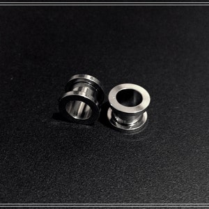 Surgical steel ear tunnel 316L screw-in edge to the unit
