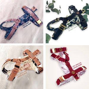 May include: Four different dog harnesses with floral patterns and rose gold hardware. The harnesses are in the colors pink, black, red, and beige. The text on the harnesses reads "STOFF: BLOOMY GURTBAND: MAUVE", "STOFF: EUKALYPTUS GURTBAND: SCHWARZ", "STOFF: VIRGIN FLEUR GURTBAND: WEINROT", and "STOFF: ROSEGOLD JUNGLE GURTBAND: HELLBRAUN".