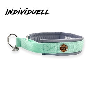 Könnte beinhalten: Ein hellgrünes und graues Hundehalsband mit einem silbernen Ring und einem braunen Lederanhänger mit der Aufschrift "Urban Wlvs".