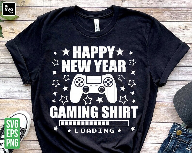 K&ouml;nnte beinhalten: Schwarzes T-Shirt mit einem wei&szlig;en Grafikdesign eines Videospiel-Controllers und dem Text "Happy New Year Gaming Shirt" mit einem Ladebalken darunter. Der Text "Loading" befindet sich unter der Leiste.