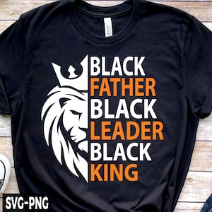 Puede incluir: Camiseta negra con un gráfico de cabeza de león y el texto "Black Father Black Leader Black King" en naranja y blanco.