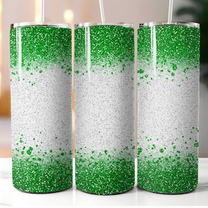 Op de afbeelding: Drie roestvrijstalen bekers met een wit en groen glitterontwerp. De bekers hebben een witte basis met een groen glitter ombre-effect aan de onderkant.