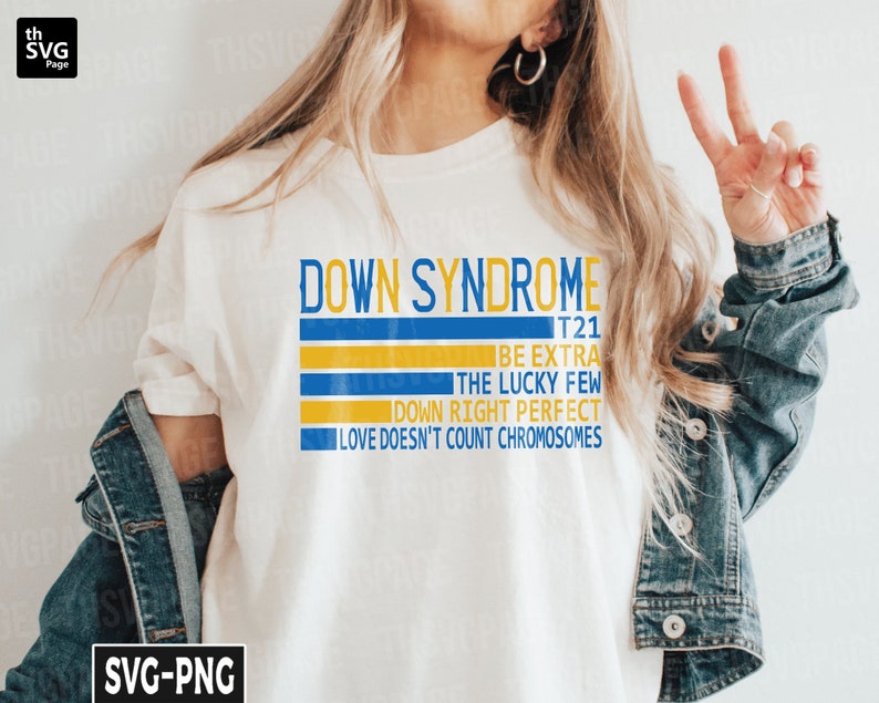 Pode incluir: Camiseta branca com listras azuis e amarelas e o texto "DOWN SYNDROME T21 BE EXTRA THE LUCKY FEW DOWN RIGHT PERFECT LOVE DOESN'T COUNT CHROMOSOMES".