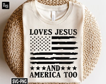 Puede incluir: Una camiseta blanca con un diseño de bandera estadounidense desgastada en negro y el texto "Loves Jesus and America Too".