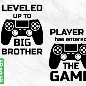 Könnte beinhalten: Schwarzweißes Grafikdesign mit zwei Videospielcontrollern. Der Text lautet "LEVELED UP TO BIG BROTHER" und "PLAYER 2 HAS ENTERED THE GAME".