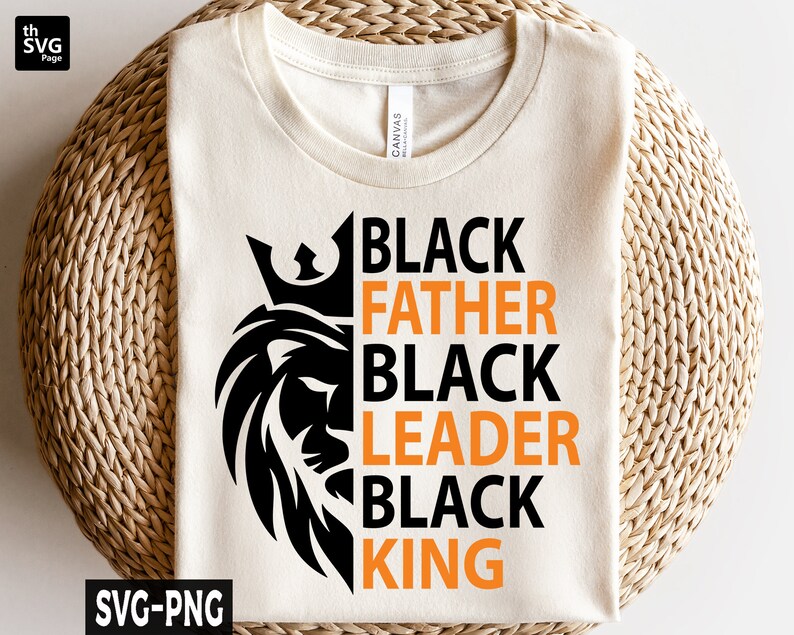 Puede incluir: Una camiseta blanca con un gr&aacute;fico de le&oacute;n negro y el texto "Black Father Black Leader Black King" en naranja y negro.