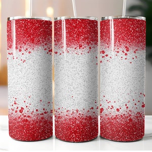 Op de afbeelding: Drie rode en witte glitterbekers met rietjes. De bekers hebben een witte basis met rode glitter die eroverheen is gespat.