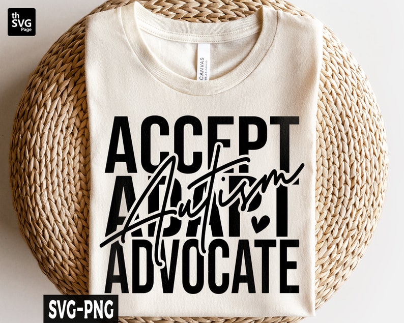 Op de afbeelding: Een wit T-shirt met de tekst "ACCEPT AUTISM ADVOCATE" in zwart gedrukt. Het woord "AUTISM" is geschreven in een gestileerd handschrift.