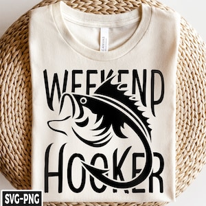 Pode incluir: Uma camiseta branca com um design gráfico preto de um peixe e o texto "Weekend Hooker".