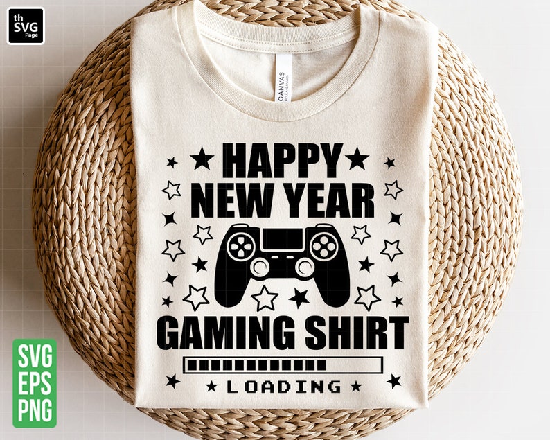 K&ouml;nnte beinhalten: Ein wei&szlig;es T-Shirt mit einem schwarzen Grafikdesign, auf dem "Happy New Year Gaming Shirt" mit einem Videospiel-Controller und einer Ladeanzeige steht.