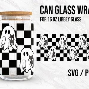 Op de afbeelding: Een digitale download van een printbaar ontwerp voor een glazen potwikkeling van 473 ml met een zwart-wit geruit patroon met geesten en katten. Het ontwerp is gelabeld met "CAN GLASS WRAP FOR 16 OZ LIBBEY GLASS" en "SVG/PNG".