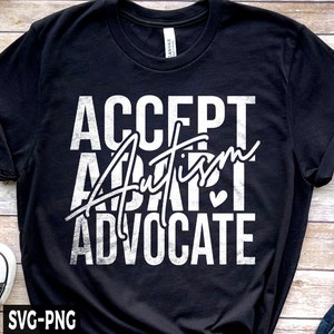 Op de afbeelding: Zwart T-shirt met witte tekst die "ACCEPT AUTISM ADVOCATE" luidt met een klein hartje.