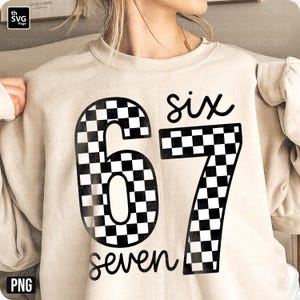 K&ouml;nnte beinhalten: Beiges Sweatshirt mit der Zahl 67 in einem schwarz-wei&szlig;en Schachbrettmuster. Das Wort &bdquo;six&ldquo; steht &uuml;ber der Zahl 67, und das Wort &bdquo;seven&ldquo; steht darunter. Das Sweatshirt hat eine neutrale Farbe.