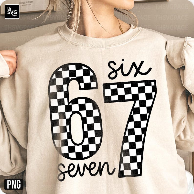 K&ouml;nnte beinhalten: Beiges Sweatshirt mit der Zahl 67 in einem schwarz-wei&szlig;en Schachbrettmuster. Das Wort &bdquo;six&ldquo; steht &uuml;ber der Zahl 67, und das Wort &bdquo;seven&ldquo; steht darunter. Das Sweatshirt hat eine neutrale Farbe.
