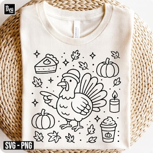 Op de afbeelding: Cr&egrave;mekleurig T-shirt met een zwart-witte Thanksgiving-thema grafiek. Het ontwerp bevat een kalkoen met een hoed, pompoenen, bladeren, een stuk taart, een kaars en een kopje koffie. De tekst "SVG - PNG" staat linksonder.