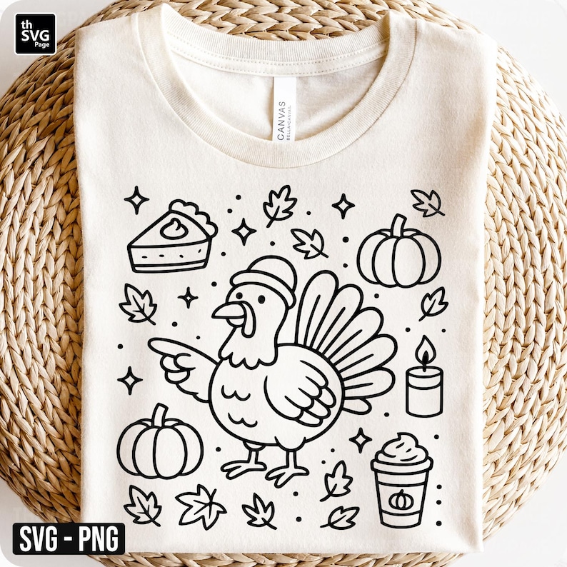 Op de afbeelding: Cr&egrave;mekleurig T-shirt met een zwart-witte Thanksgiving-thema grafiek. Het ontwerp bevat een kalkoen met een hoed, pompoenen, bladeren, een stuk taart, een kaars en een kopje koffie. De tekst "SVG - PNG" staat linksonder.