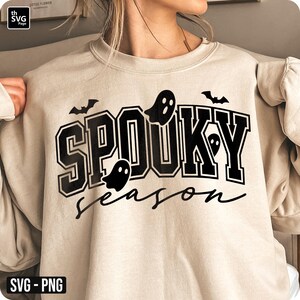 Puede incluir: Sudadera beige con las palabras "SPOOKY season" en negro, delineadas en blanco. El dise&ntilde;o incluye murci&eacute;lagos y fantasmas negros. Una prenda de color neutro, perfecta para Halloween.