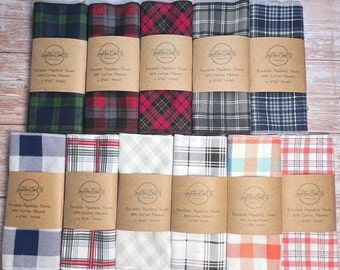 Könnte beinhalten: Ein Set mit 12 wiederverwendbaren papierlosen Handtüchern mit verschiedenen Karomustern in Rot, Blau, Grün, Schwarz und Weiß. Die Handtücher bestehen aus 100 % Baumwolle und messen 15,24 x 15,24 cm.