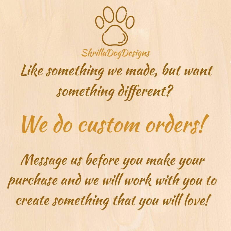 Puede incluir: Un letrero de madera marr&oacute;n con un gr&aacute;fico de huella de pata y el texto "SkrillaDogDesigns". El letrero dice "&iquest;Te gusta algo que hemos hecho, pero quieres algo diferente? &iexcl;Hacemos pedidos personalizados! Ponte en contacto con nosotros antes de realizar tu compra y trabajaremos contigo para crear algo que te encantar&aacute;!"