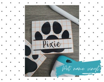 Calcomanía de vinilo personalizada con nombre de perro - Pegatina para coche con huella de pata