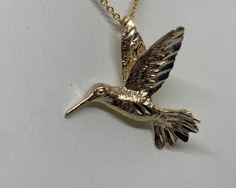 Collar de colibrí de oro macizo de 14k: un delicado dije minimalista.