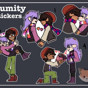 Puede incluir: Cuatro diseños de pegatinas con un personaje de pelo morado con una oreja puntiaguda y un personaje de pelo castaño con una boina roja. Los personajes se muestran en varias poses, incluyendo tomarse de la mano, besarse y dar flores. Las pegatinas están etiquetadas con los números del 1 al 4.