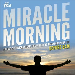 Puede incluir: La portada del libro The Miracle Morning presenta una silueta de una persona con los brazos extendidos contra un cielo de puesta de sol. El título "The Miracle Morning" está en letras blancas grandes sobre un fondo azul. El subtítulo dice "The Not-So-Obvious Secret Guaranteed to Transform Your Life Before 8AM". El nombre del autor, "Hal Elrod", está en letras amarillas grandes sobre un fondo negro. El texto "Bestselling Author of Taking Life Head On!" está en letras blancas más pequeñas sobre un fondo negro.