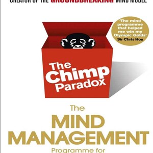 Può includere: Copertina di un libro con una scatola rossa e un'illustrazione di uno scimpanzé in bianco e nero. Il titolo è "The Chimp Paradox" e il sottotitolo è "The Mind Management Programme for Confidence, Success and Happiness".