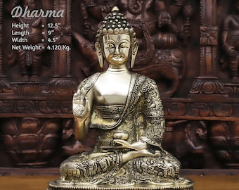Messing Segen Lord Buddha In einer gravierten Robe ruhend auf einem Sockel - Made in Ladakh, Indien - Dharma Exclusive