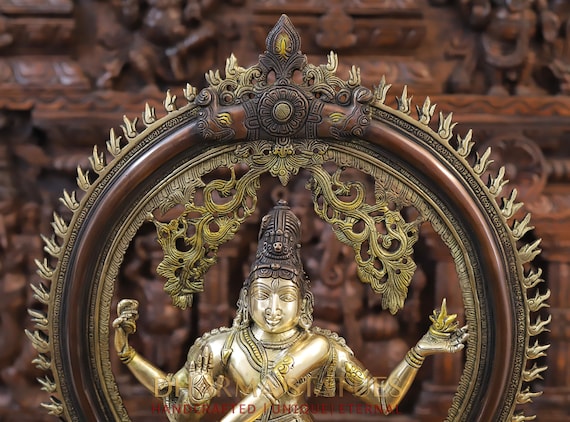 真鍮製の神聖なナタラジャ（踊るシヴァ）の夜叉台座 - 南インドの