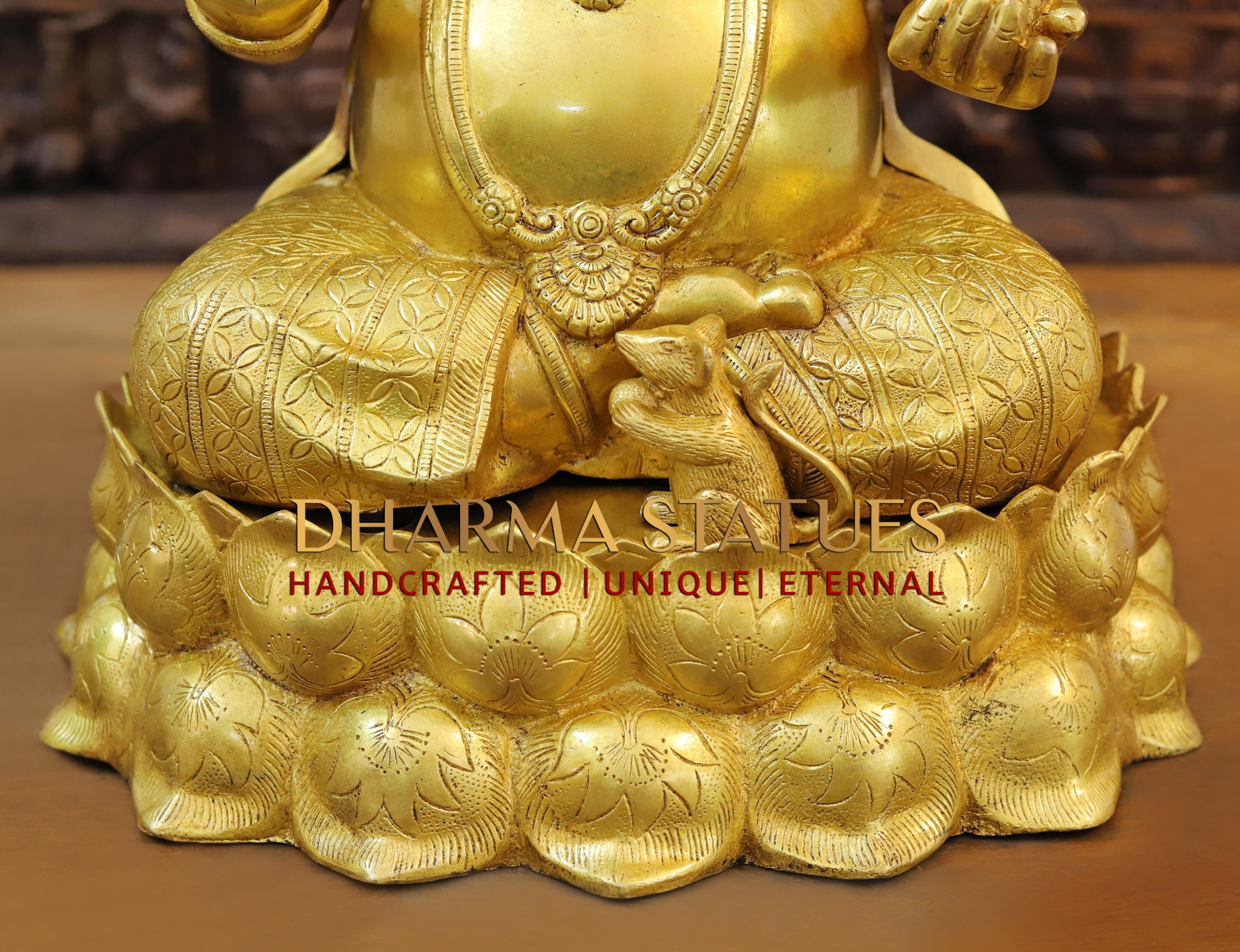 チベットの碑文が刻まれた逆さの蓮華座に座る真鍮のガネーシャ像