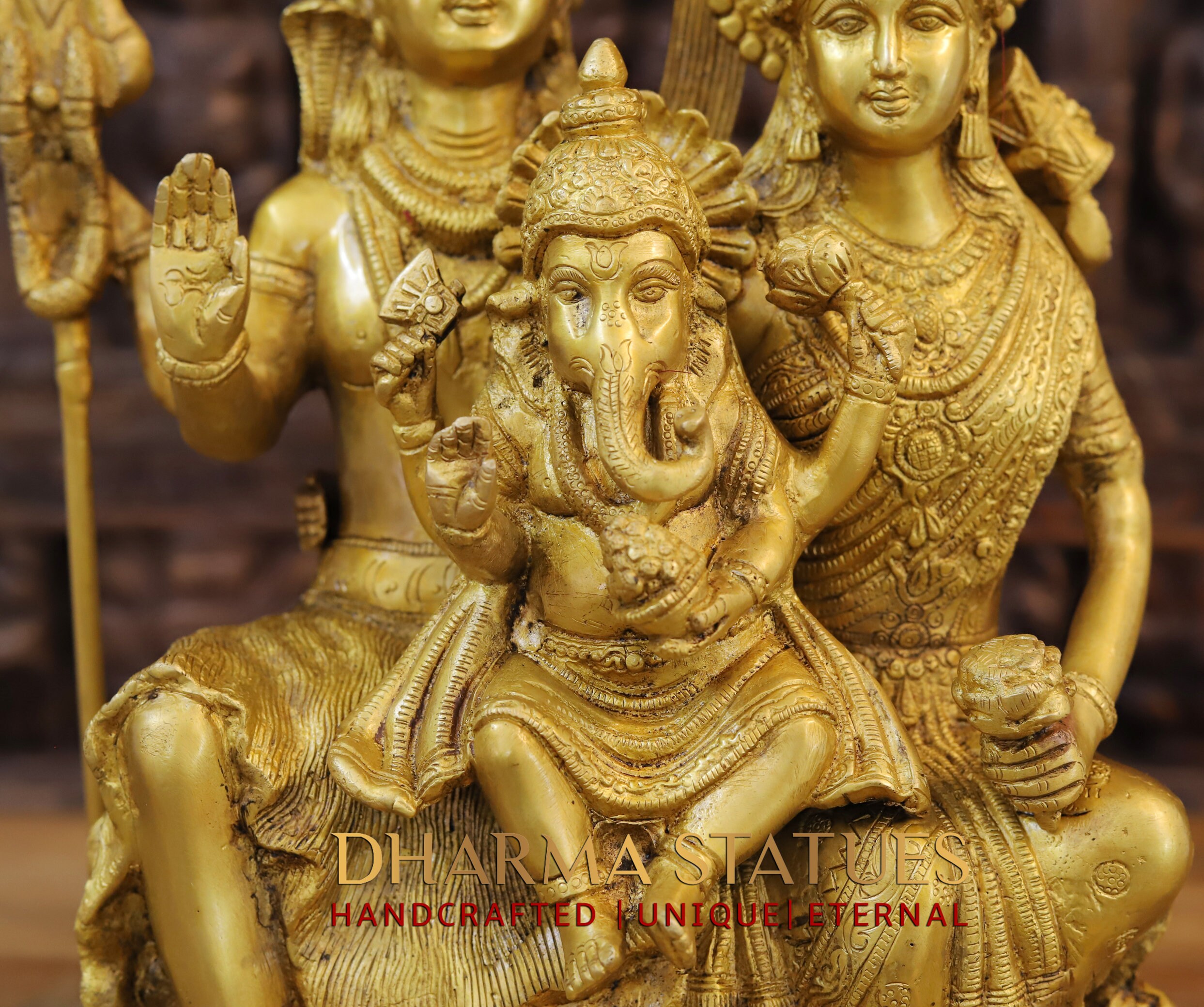 真鍮製の壮麗なシヴァ神一家とガネーシャ、パールヴァティー女神が