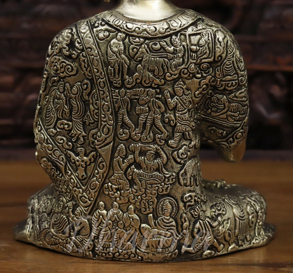真鍮製のネパール語の碑文が刻まれた、祝福の姿勢をとった精巧な