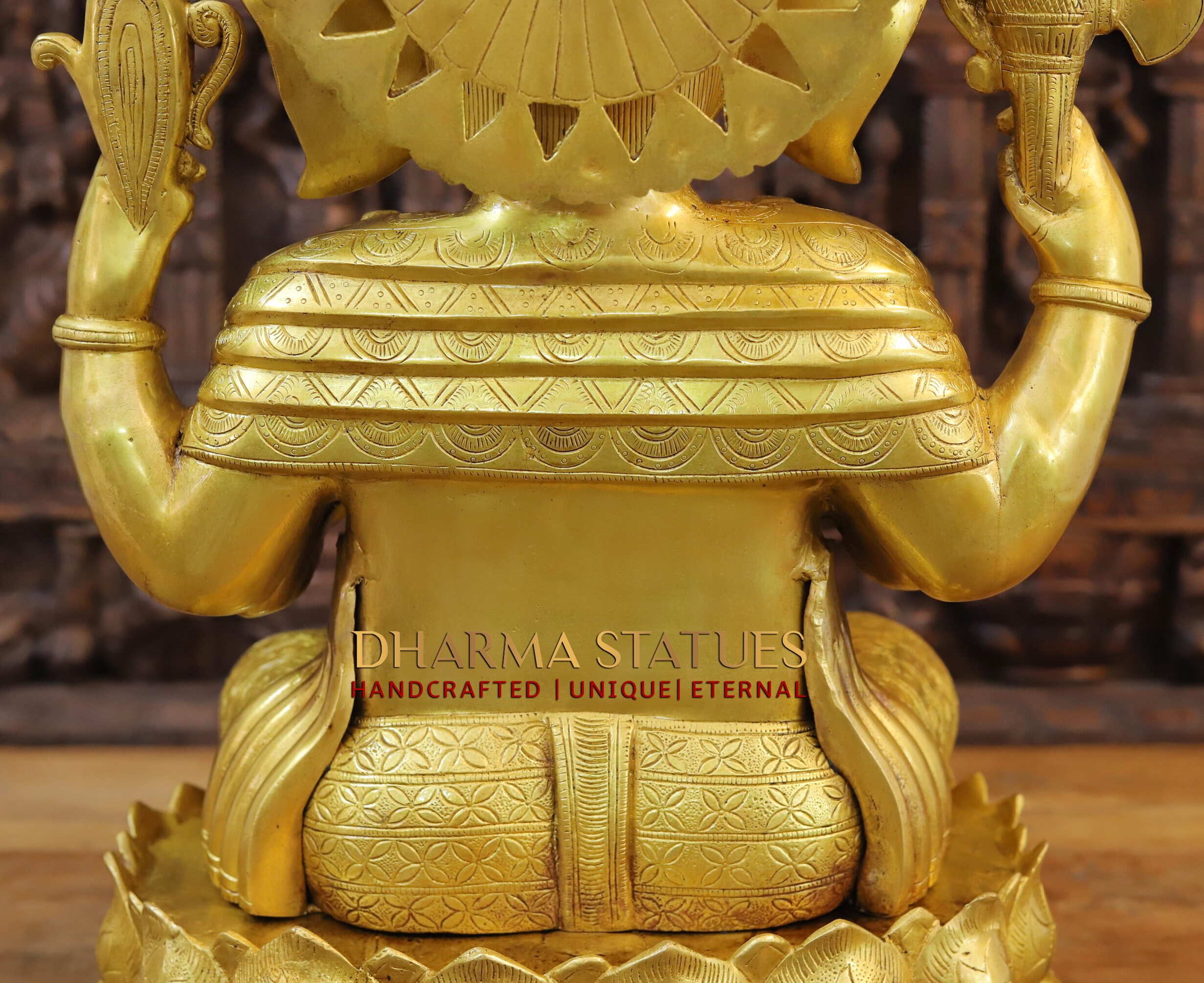 チベットの碑文が刻まれた逆さの蓮華座に座る真鍮のガネーシャ像