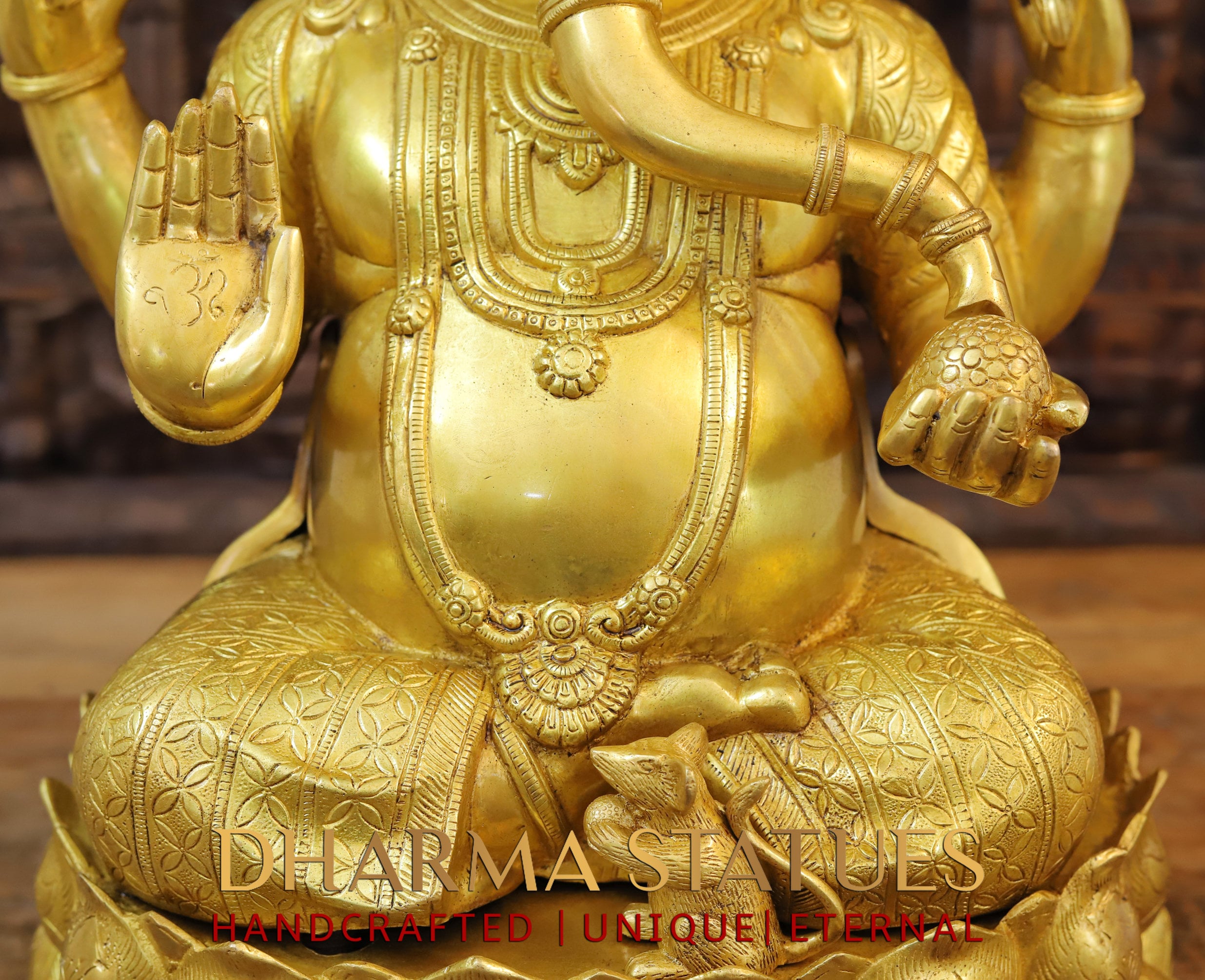 チベットの碑文が刻まれた逆さの蓮華座に座る真鍮のガネーシャ像